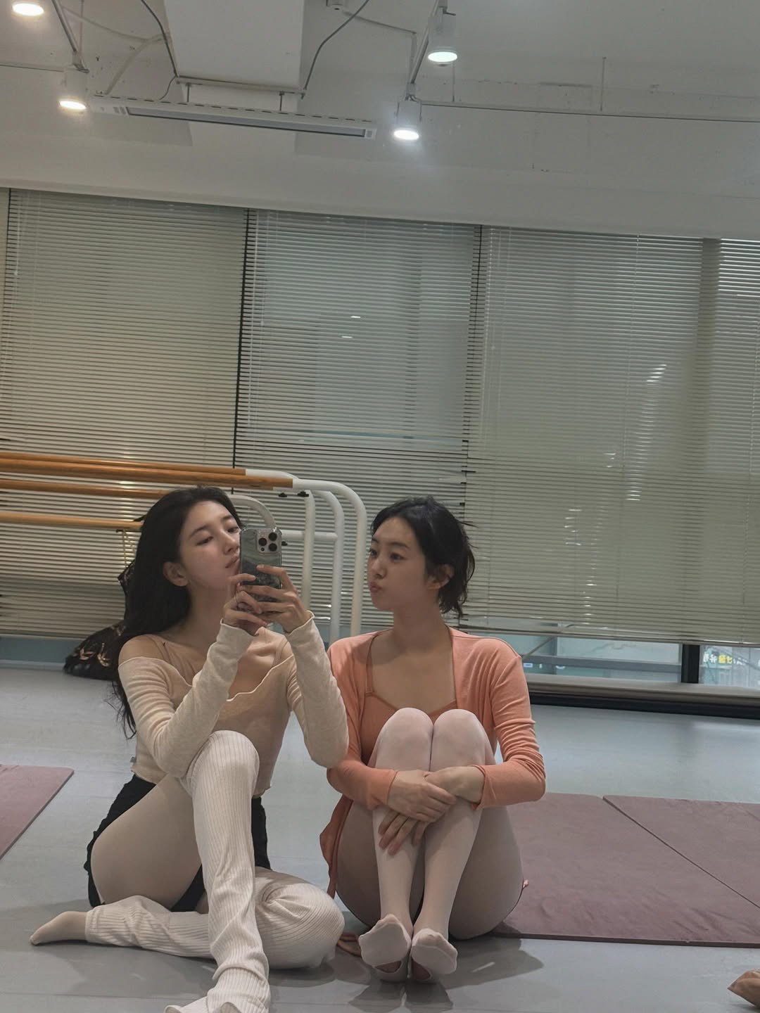 [SCin스타] "취발러" 된 수지, 94동갑 박세완과 꼿꼿한 거울셀카