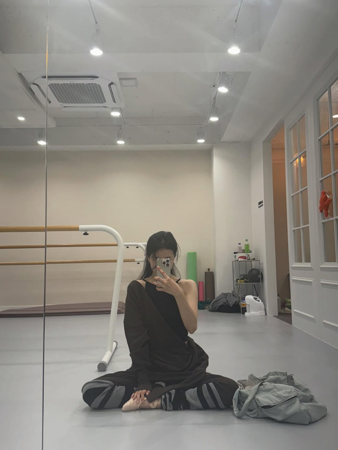 [SCin스타] "취발러" 된 수지, 94동갑 박세완과 꼿꼿한 거울셀카
