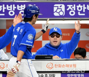 박진만 절망한 번트실패 → 무사만루 4득점 빅이닝으로 둔갑하다니! 타율 3위 김성윤의 결자해지 [PO2 승부처]