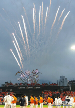 중요한 경기 졌는데, 화려한 불꽃쇼? 한화생명볼파크에 무슨 일이? [PO2 현장]