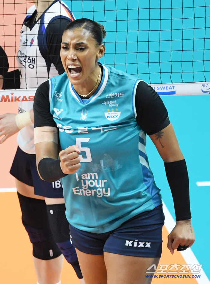 '실바의 포효' 우승 후보를 삼켰다. GS칼텍스 3대1로 기업은행 꺾고 개막전 승리[장충 리뷰]