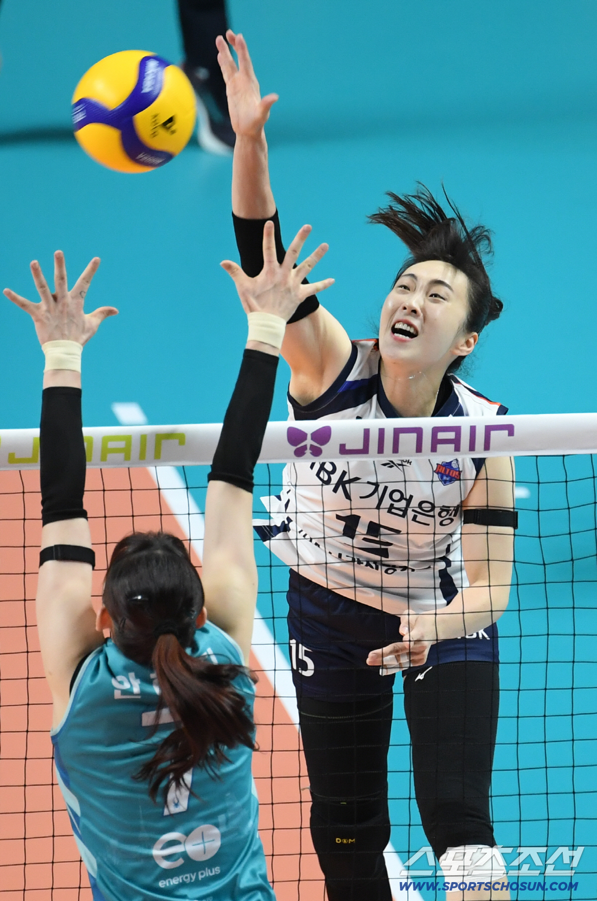 '실바의 포효' 우승 후보를 삼켰다. GS칼텍스 3대1로 기업은행 꺾고 …