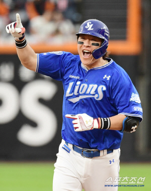 홈런 쳤는데 이런 반응이라고?…PO 최고령 기록 탄생 비하인드 