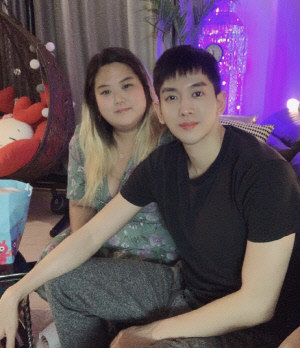 류필립 누나 수지, 미나에 장문의 사과 