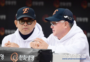 한화는 왜 4점차 포기할 상황이 아닌 가운데, 불펜 7명을 '쭈르륵' 투입했을까 [PO2 현장]