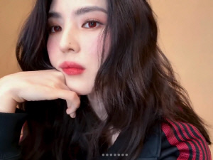 한소희, 빨간색 렌즈도 소화하네..부정할 수 없는 압도적 퇴폐미