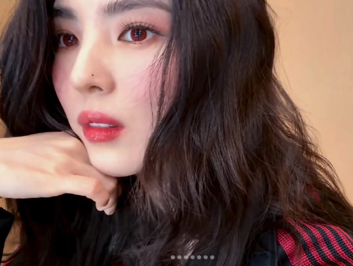 한소희, 빨간색 렌즈도 소화하네..부정할 수 없는 압도적 퇴폐미