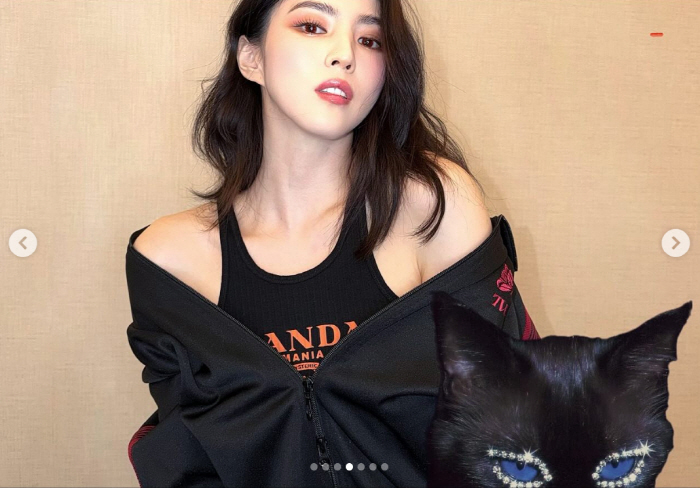 한소희, 빨간색 렌즈도 소화하네..부정할 수 없는 압도적 퇴폐미