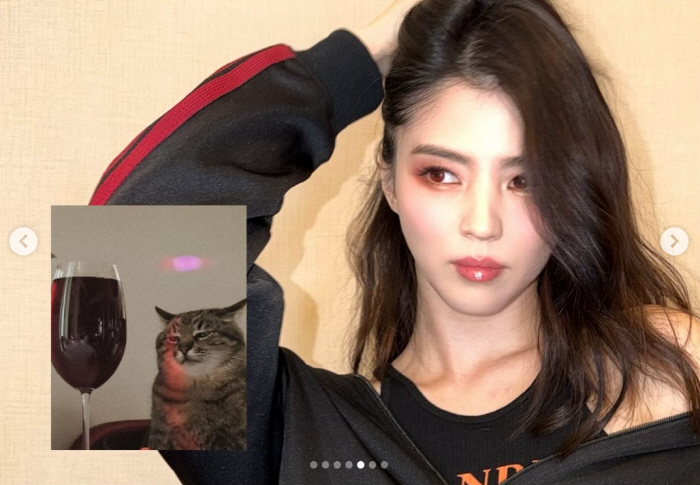 한소희, 빨간색 렌즈도 소화하네..부정할 수 없는 압도적 퇴폐미