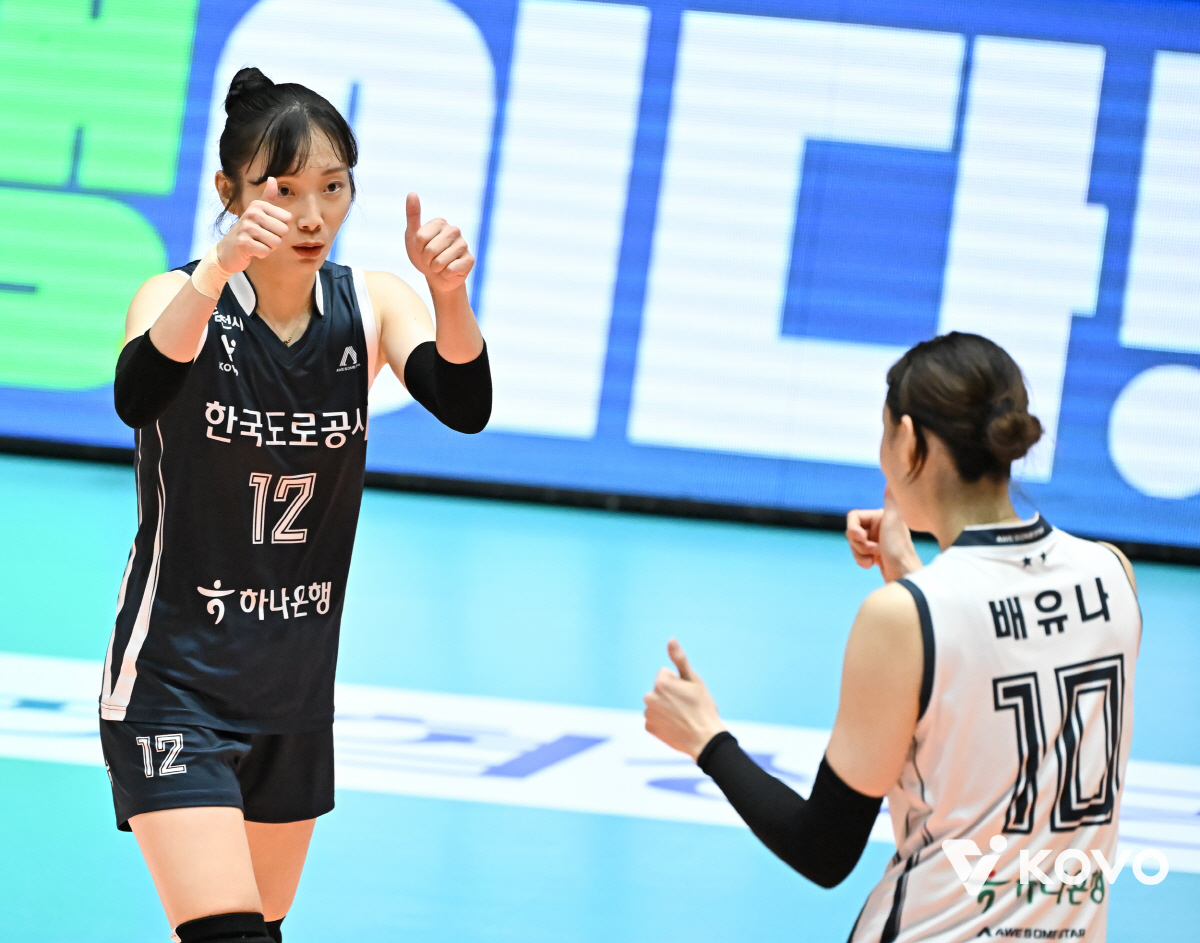 "코트 안 리더였는데" 트레이드 이탈 변수, 리그 최강 전력도 걱정은 있…