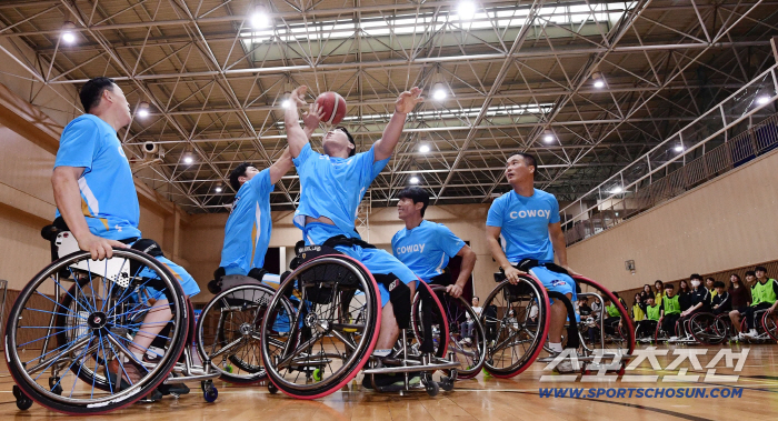"부딪히며 우정도 쌓고"→"꼭 다시 하고 싶어요" 코웨이-서울림, 체육관을 뜨겁게! 상암고에서 펼쳐진 '휠농 체험수업' 현장
