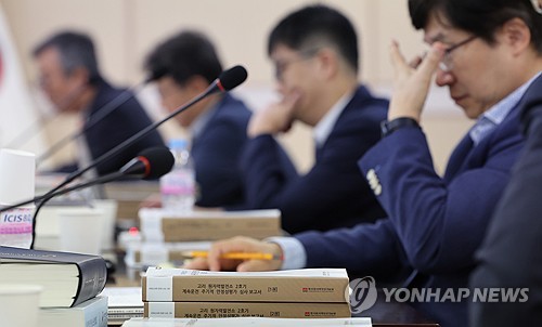 (서울=연합뉴스) 이진욱 기자 = 25일 서울 중구 원자력안전위원회에서 부산 기장 고리 원자력발전소 2호기 계속운전 허가 여부를 결정하는 회의가 열리고 있다. 원안위는 이날 회의에서 부산 기장군 고리 원자력발전소 2호기 계속운전에 대한 심의를 진행했으나 검토에 시간이 더 필요하다는 의견에 따라 차기 회의에서 계속 심의하기로 했다. 2025.9.25 cityboy@yna.co.kr