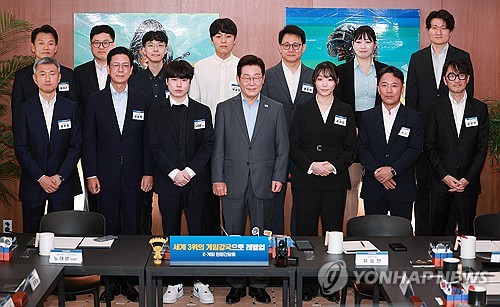 (서울=연합뉴스) 한상균 기자 = 이재명 대통령이 15일 국내 게임사 크래프톤의 게임ㆍ문화 플랫폼 서울 성동구 '펍지 성수'에서 열린 K-게임 현장 간담회에서 참석자들과 기념촬영을 하고 있다. 2025.10.15 [대통령실통신사진기자단] xyz@yna.co.kr
