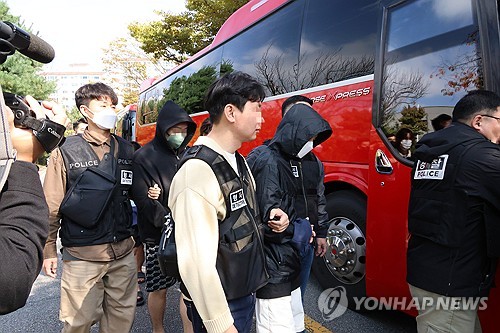 (홍성=연합뉴스) 강수환 기자 = 20일 오전 충남 홍성 대전지법 홍성지원에서 구속 전 피의자심문(영장실질심사)을 마친 일부 캄보디아 송환 피의자들이 법정을 나오고 있다. 이날 홍성지원에서는 충남경찰청에서 사기 혐의로 수사받는 캄보디아 송환자 45명의 영장실질심사가 열리고 있다. 2025.10.20 swan@yna.co.kr