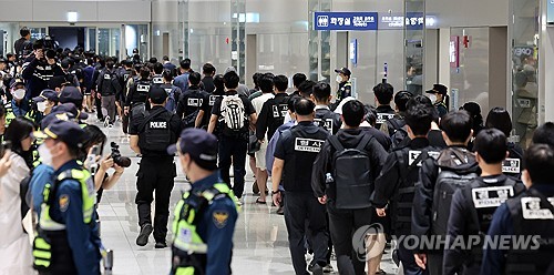 (영종도=연합뉴스) 김성민 기자 = 캄보디아 온라인 사기에 가담해 구금된 한국인들이 지난 18일 오전 인천국제공항 제2터미널을 통해 송환되고 있다. 이날 송환에는 경찰 호송조 190여명이 투입됐다. 2025.10.18 [공동취재] ksm7976@yna.co.kr