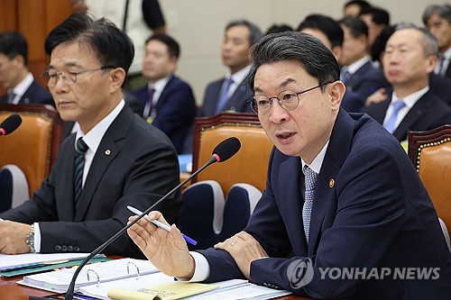 이억원 "스테이블코인 이자지급 원칙적 불허…연내 법안 제출"