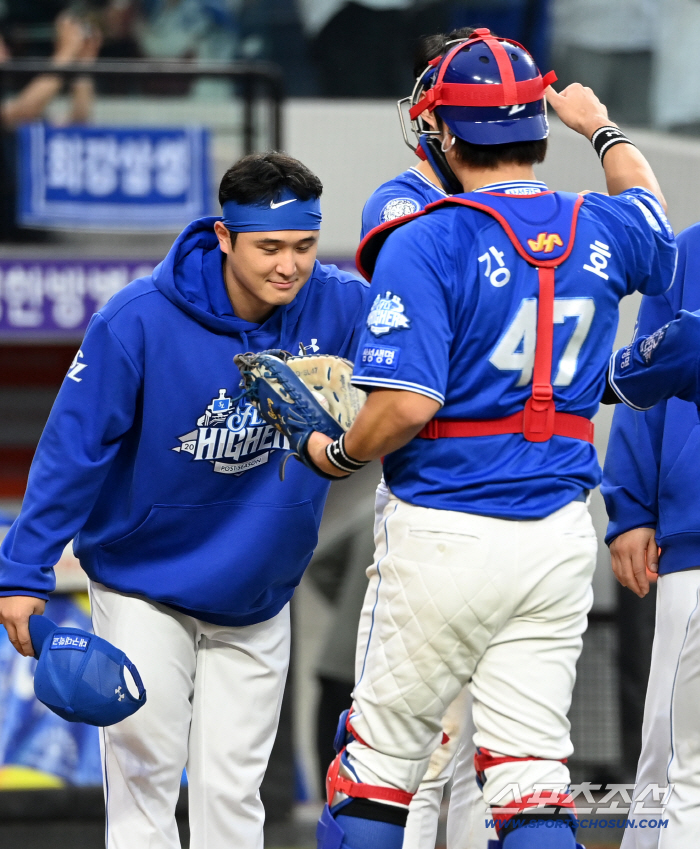 '선배님 덕분에' '네가 잘해서...' 최원태 7이닝 1실점 완벽투에 투런포로 화답한 강민호, 승리 기쁨 나누며 뜨거운 포옹[대전 현장]