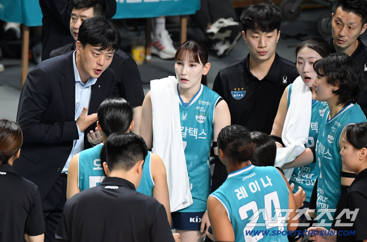 '우승후보 잡은 1호 이변의 주인공은 GS칼텍스' 이영택 감독 "서브 공…