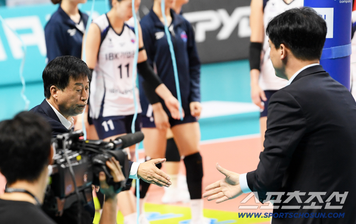 '우승후보 잡은 1호 이변의 주인공은 GS칼텍스' 이영택 감독 "서브 공…