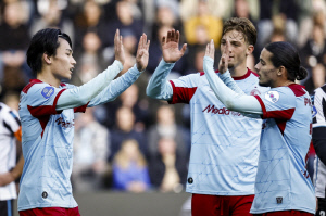 '브라질 격침' 일본 축구 겹경사, 에레디비시 역사상 첫 해트트릭 작성…'한국보다 빠르다'