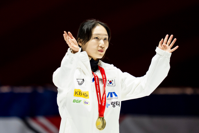 이게 되는 거였어? 소름이 쫙! '압도적 아웃코스 추월→짜릿한 대역전' 최민정, 韓 쇼트트랙 자존심 지켰다! 월드투어 2차 1500m 金...혼성 계주도 銀 수확