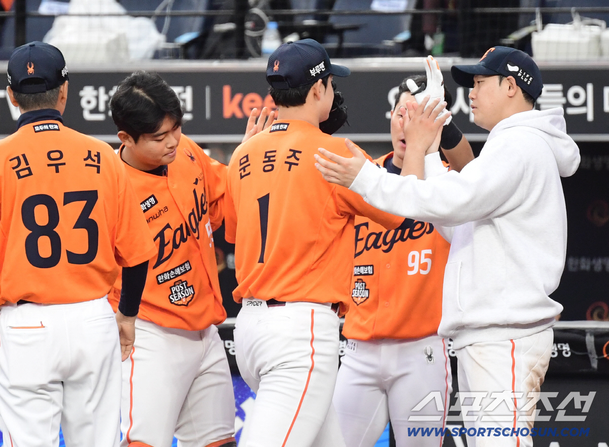 폰세-와이스 동반 붕괴, 3차전은 류현진인데…5회부터 뽑아든 칼? 13명…