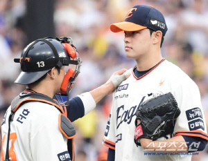 '회장님이 보고계셔' 복덩이 홈런에 '찬물' 끼얹은  54억 베테랑의 산책질주…PO 흐름이 뒤바뀐 순간 [PO포커스]