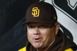 살해 협박에 머리까지 빠졌다…'90승' 명장은 왜 스스로 감독직을 던졌나