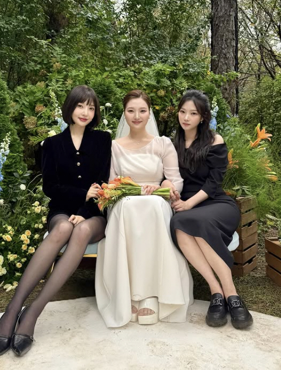 'K장녀' 조이, 두 여동생 합친 얼굴이었네..결혼식서 뭉친 우월한 세 …