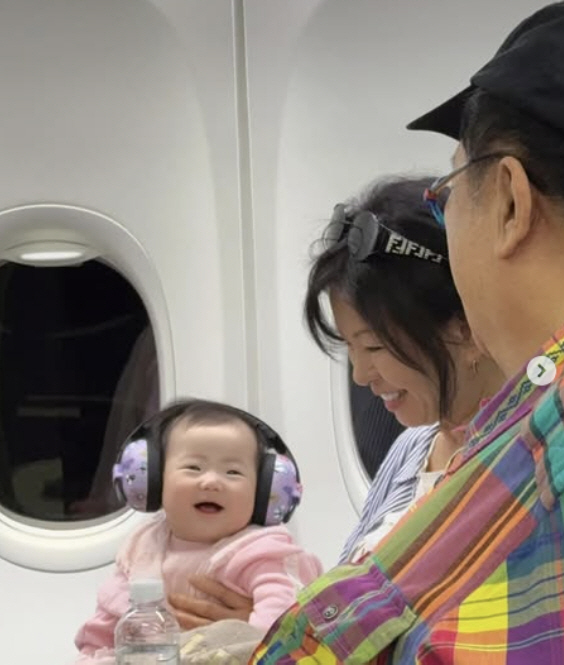 "비행기 우는 아이 민폐? 남일 아냐"...이용식(73), 5개월 손녀와…