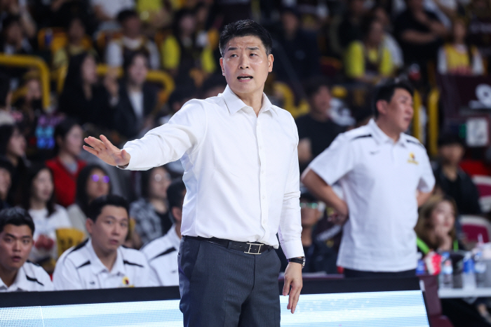 [현장인터뷰]조상현 "스타트가 중요…비슷하게 가야 한다" vs 강혁 "마티앙 교체? 선수 찾아보고 있다"