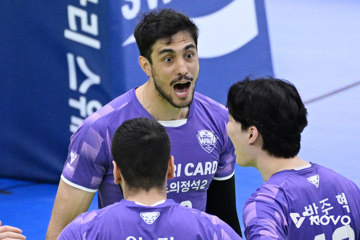 '브라질+이란 쌍포 미쳤다' 우리카드 개막전 축포, 한국전력 셧아웃 완파…