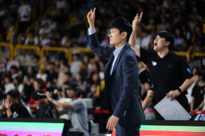 [현장인터뷰]'충격 7연패' 고개 숙인 강혁 감독 