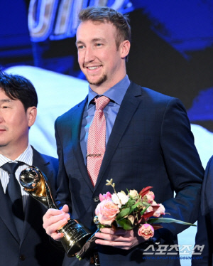 '또 방출' 씹어먹은 20승 괴물, 끝내 한국 돌아오나 