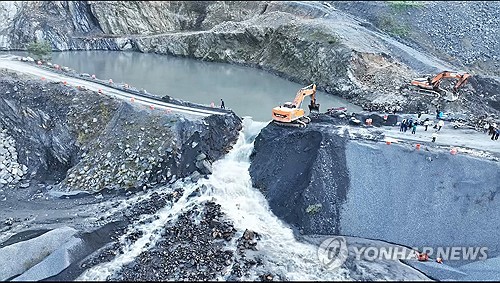 물웅덩이로 추락한 덤프트럭 기사, 소방당국 이틀째 수색