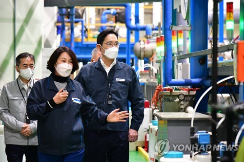 (서울=연합뉴스) 삼성전자는 인공지능(AI)과 데이터 기술을 활용해 중소기업 제조 현장을 지능형 공장으로 고도화하는 '스마트공장 3.0' 사업을 시작한다고 24일 밝혔다. 사진은 2022년 11월 8일 이재용 삼성전자 회장이 삼성전자로부터 스마트공장 구축 지원을 받은 부산 소재 도금 기업 '동아플레이팅'을 방문해 제조 현장을 둘러보는 모습. 2023.5.24 [삼성전자 제공. 재판매 및 DB 금지] photo@yna.co.kr