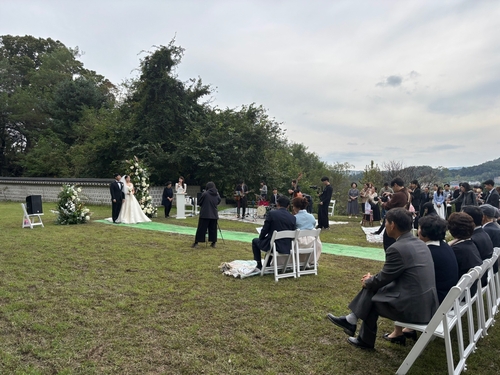강화군, '열린 유산 프로젝트' 본격 가동…강화 고려궁지서 첫 야외 결혼식 열어