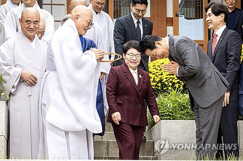 조계종 다시 찾은 장동혁, 진우스님에 '합장'…"오해 풀어야"