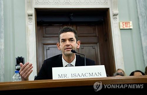 (워싱턴DC 게티이미지 AFP=연합뉴스 자료사진) 2025년 4월 9일 미국 연방의회의사당에서 열린 상원 위원회 주최 인사청문회에서 재러드 아이작먼 NASA 국장 후보자가 증언하고 있다. (Photo by Kevin Dietsch / GETTY IMAGES NORTH AMERICA / Getty Images via AFP) 2025.10.21.