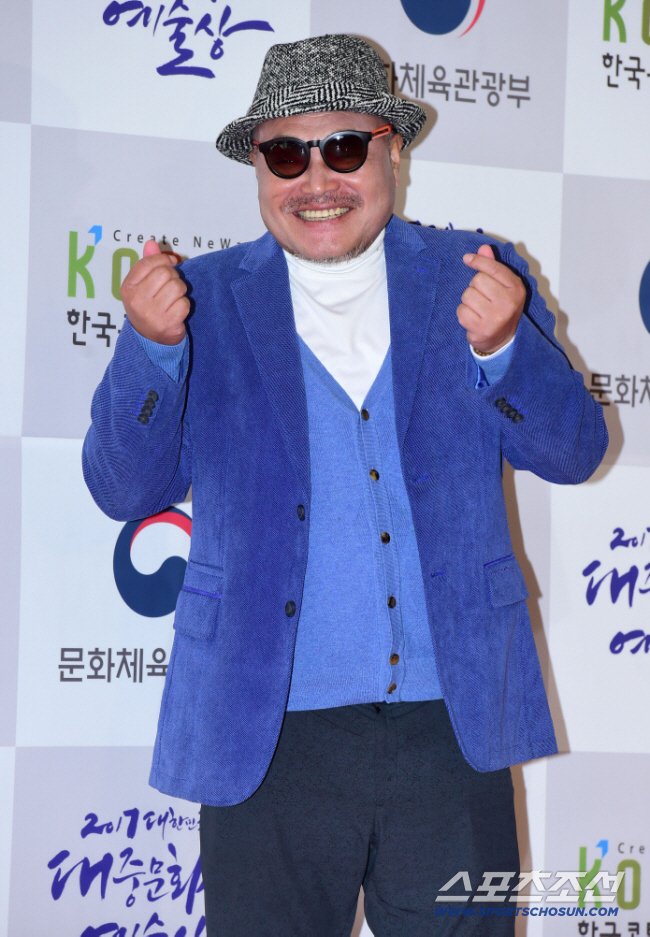 "정치 내 길 아냐"…김흥국 복귀선언, 정치색 지운 호랑나비 사랑받을까[…