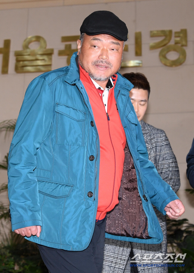 "정치 내 길 아냐"…김흥국 복귀선언, 정치색 지운 호랑나비 사랑받을까[…