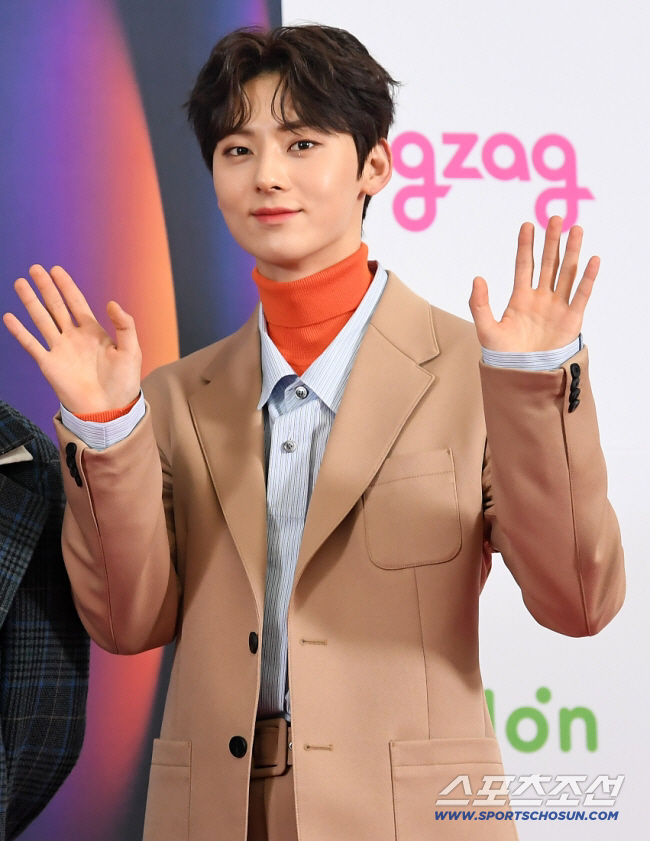 [단독]황민현, 군 제대 후 첫 행보…'가요대제전' MC로 화려한 귀환