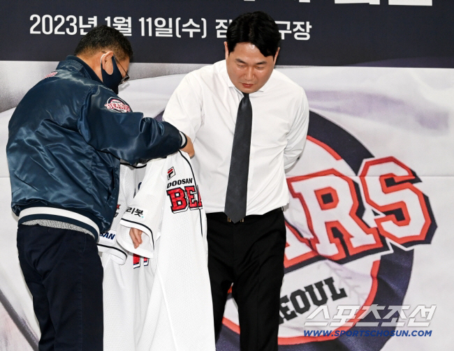 김태형 → 장원준, 이승엽 → 양의지 받았다…회장님 선물 또 기대해도 될…