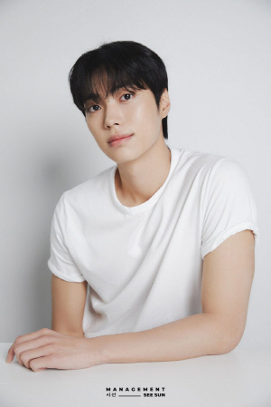 '박희순·김정현 한솥밥' 이선, 새 프로필 공개…댄디한 비주얼 눈길