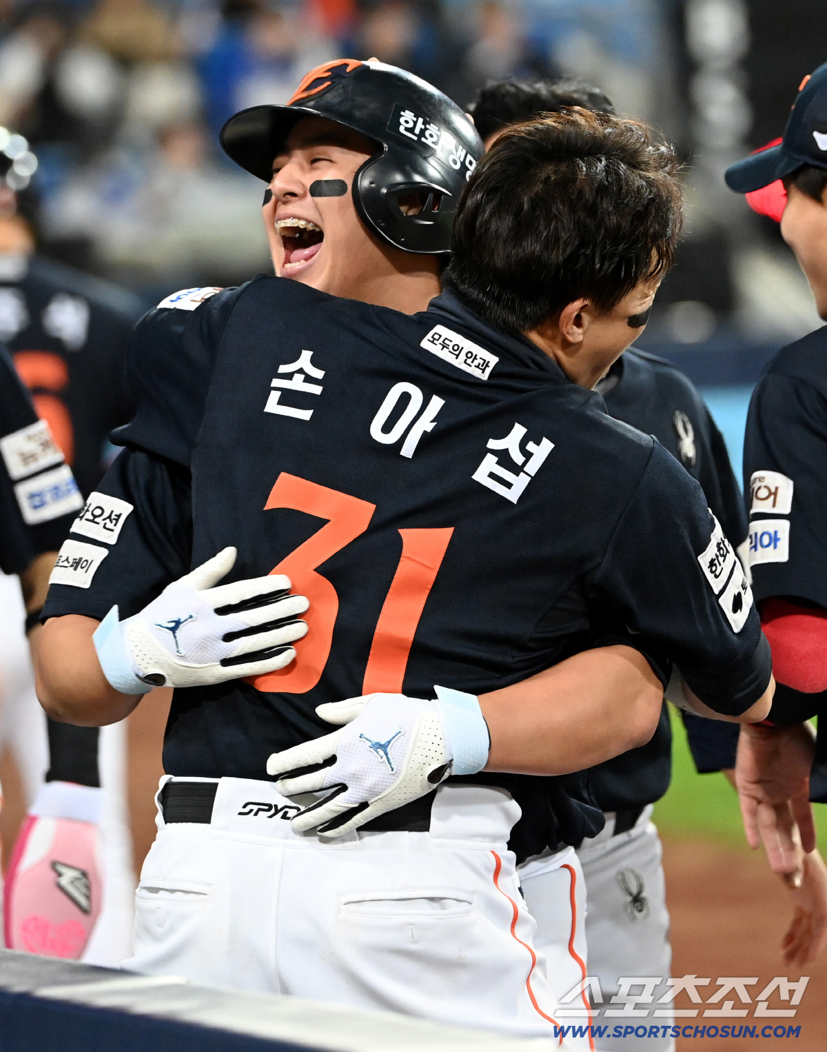 어찌 열광 안할 수 있나! 병살은 잊어라…4번타자 홈런 제대로 터졌다 '…