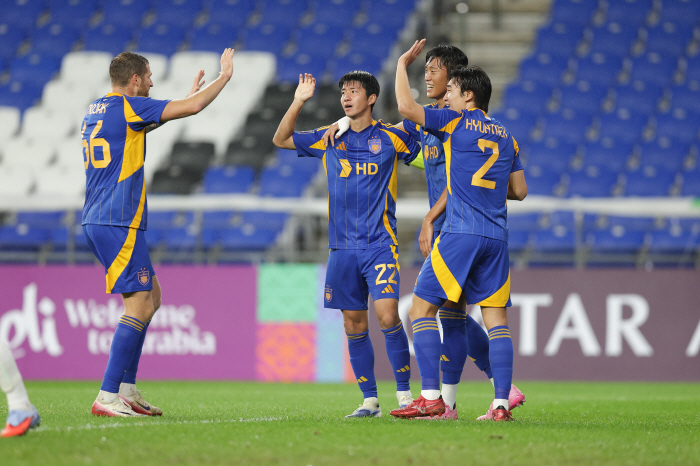 [ACLE 현장리뷰]"이래야 울산이지" 김민혁 첫 축포→2군 내세워, 日 최정예 히로시마 1-0 격침→선두 등극…이청용 교체 출격, 180도 달라졌다