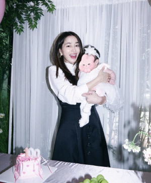 '이병헌♥' 이민정, 딸 백일 때 얼굴 최초 공개 