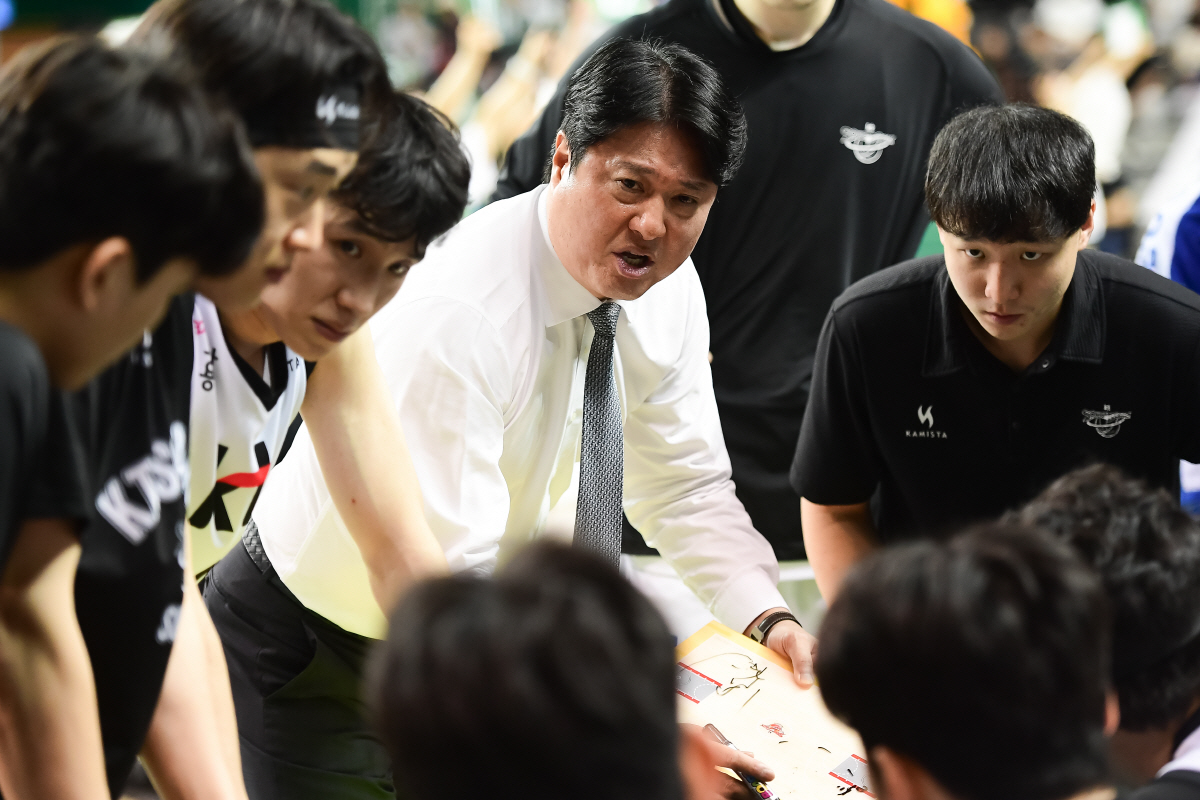 [현장인터뷰] KT 문경은 감독 "데릭 윌리엄스, 카굴랑안 교체 타이밍 …