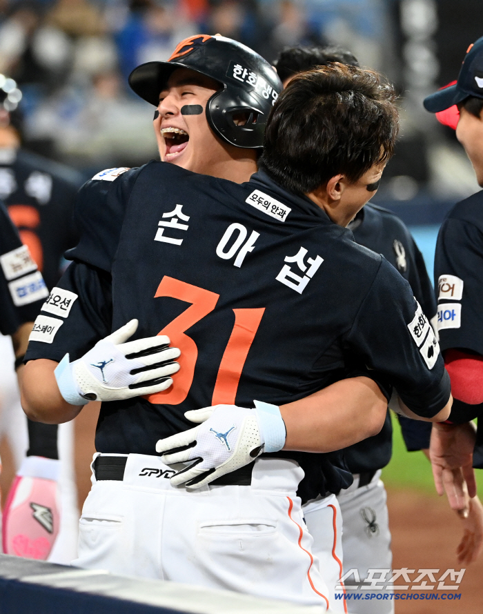 '손아섭 이제 더이상 노시환 못 놀리겠네...' 3차전 잡는 결정적인 역전 투런, PO 2경기 연속포[대구현장]