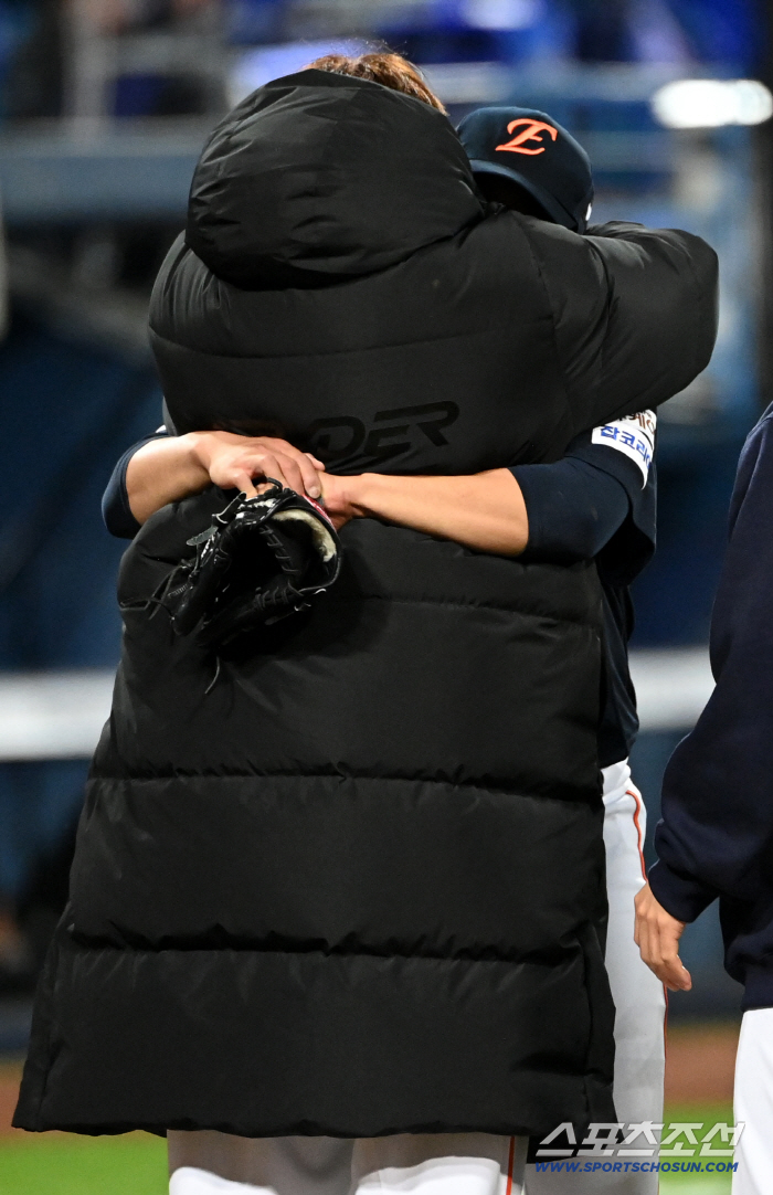 '동주야 고맙다' 문동주 끌어안은 류현진... 18년 만의 가을야구 함께 웃었다 [대구 현장]